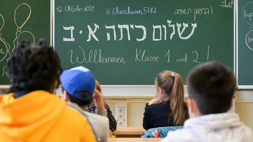 Hebraeische-Schriftzeichen-stehen-an-der-Wandtafel-in-der-Johannesschule