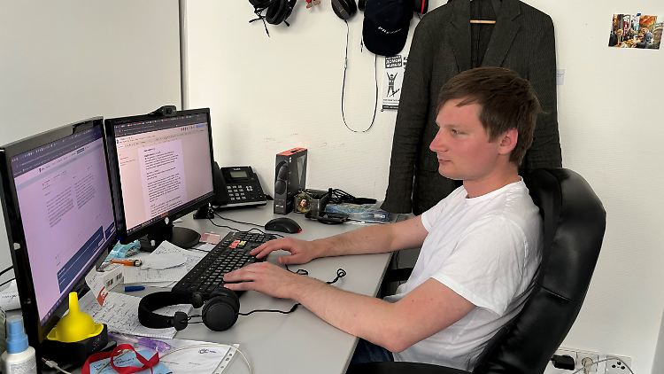 Moderator Anton Trigub schreibt die Texte für seine Moderation.