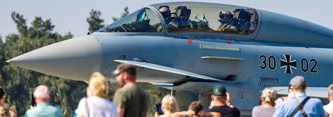 Beim "Tag der Bundeswehr" betrachten Besucher einen Eurofighter im Fliegerhorst Holzdorf.