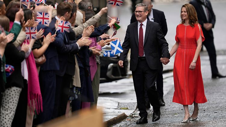 Keir Starmer und seine Frau Victoria bei ihrem Einzug in die Downing Street: Die Zeit der erst neunten Labour-Regierung seit 1900 ist angebrochen.