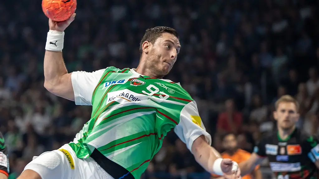 Berlins-Mijajlo-Marsenic-wirft-den-Ball-auf-das-Tor