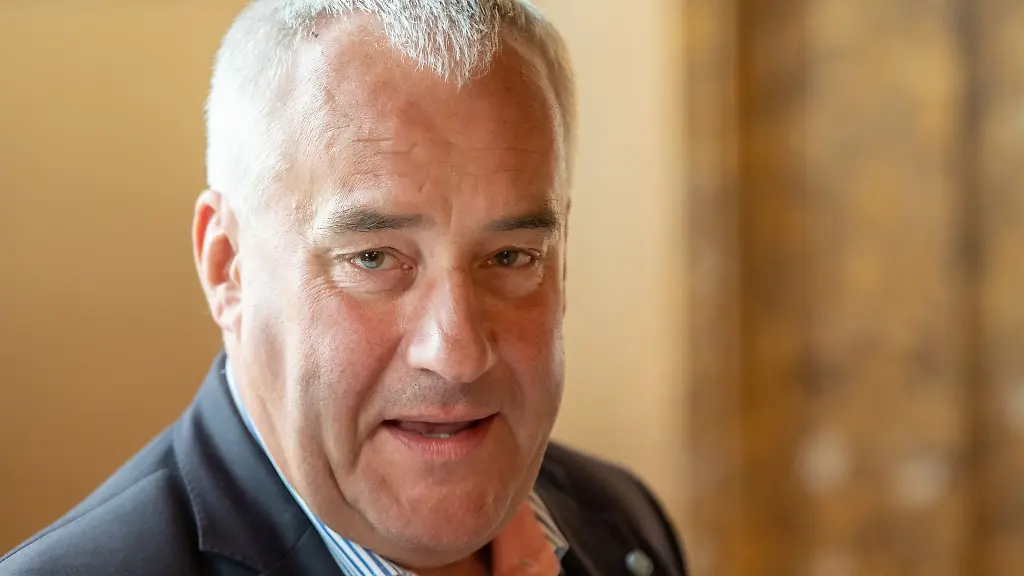 Ludwig-Spaenle-CSU-Antisemitismusbeauftragter-der-Bayerischen-Staatsregierung-steht-waehrend-der-Landtagssitzung-im-bayerischen-Landtag