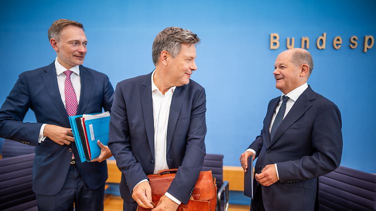 Erleichterung nach gefundenem Kompromiss: Lindner, Habeck und Scholz nach durchwachter Nacht.
