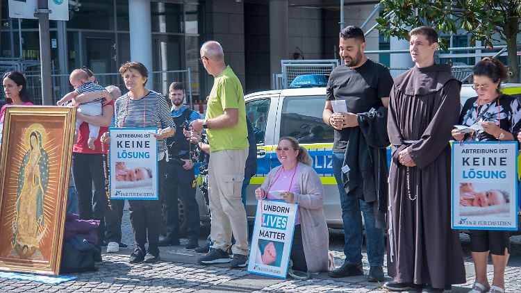 Abtreibungsgegner protestieren vor einer Beratungsstelle von Pro Familia in Frankfurt am Main. Sie sind gegen die Schwangerschaftskonfliktberatung, die die Organisation in gesetzlichem Auftrag durchführt.