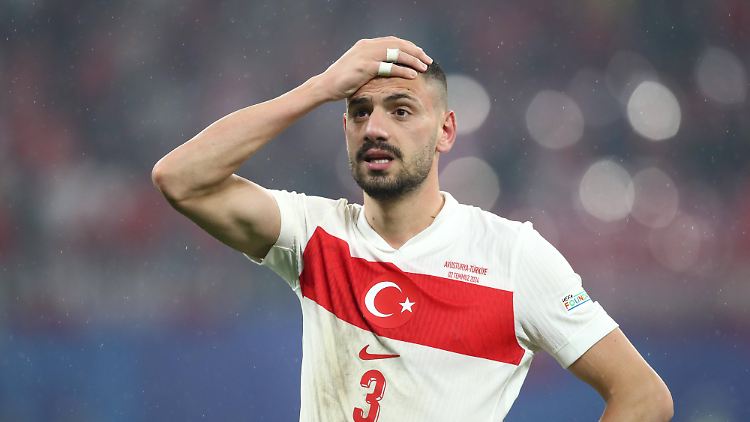 Merih Demiral könnte frühestens im Finale wieder für die türkische Auswahl auflaufen.