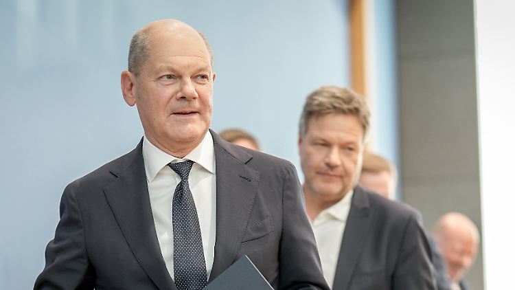 Haben viel vereinbart, aber noch viel Arbeit vor sich: Scholz und Habeck nach der Vorstellung der Haushaltseinigung.