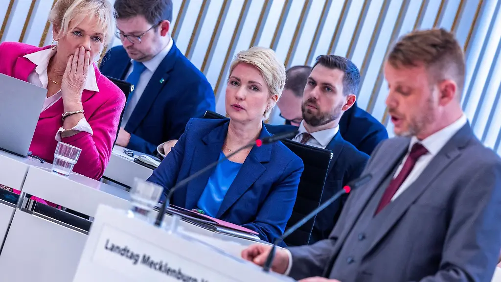 Nikolaus-Kramer-den-Fraktionsvorsitzenden-der-AfD-im-Landtag-von-Mecklenburg-Vorpommern-bei-seiner-Rede-zur-Energiekrise