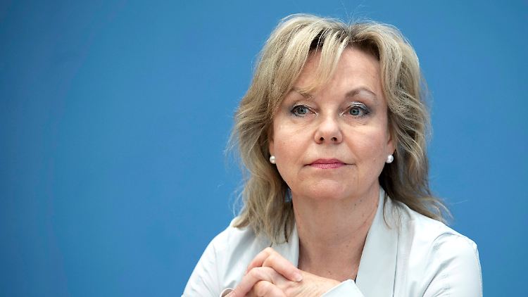 Sabine Döring, Staatssekretärin a.D. im Bildungsministerium, hat einen Eilantrag beim Amtsgericht Berlin eingereicht. Damit möchte sie erreichen, dass sie sich öffentlich zum Eklat äußern darf. 