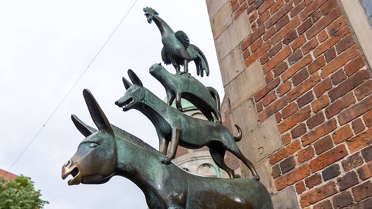 Mittlerweile wurde die Statue größtenteils wieder von der schwarzen Farbe befreit.