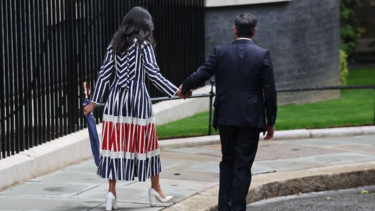 Nach seiner Wahlniederlage verließ Rishi Sunak zusammen mit seiner Frau Akshata Murty  Downing Street.