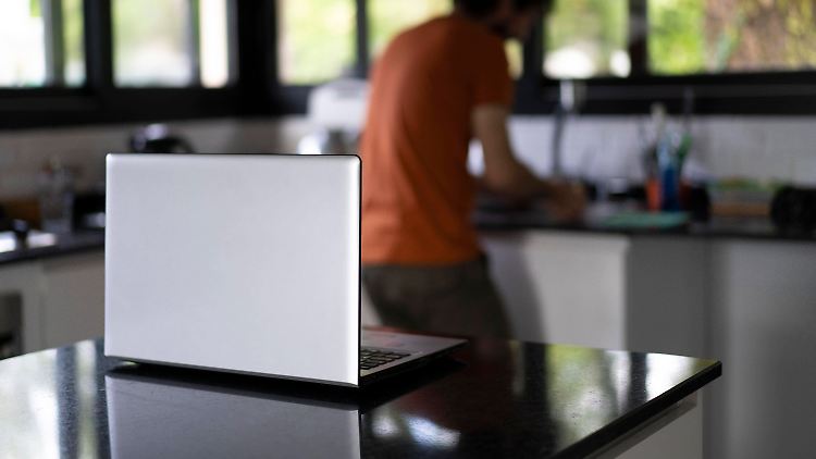 Mit ausgefeilten technischen Lösungen geben Mitarbeitende vor, eifrig zu arbeiten.