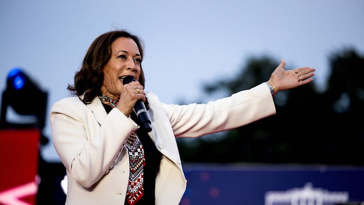 Kamala Harris spricht während der Feierlichkeiten zum 4. Juli auf dem South Lawn des Weißen Hauses.