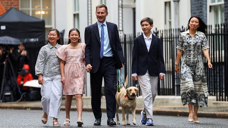 Hunt mit seiner Familie beim Auszug aus Downing Street Nr. 11. 