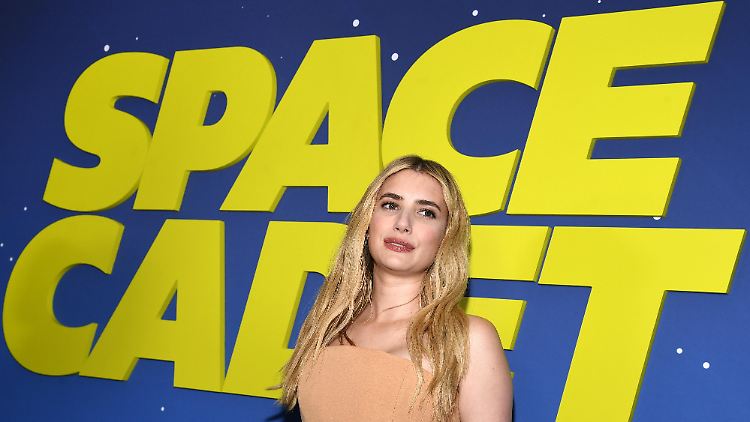 "Die Leute werden sich wahrscheinlich darüber lustig machen", sagt Emma Roberts über ihr jüngstes Werk. "Aber es ist so egal."