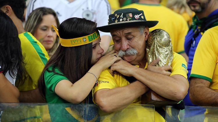 Jung und Alt waren zutiefst betrübt nach dem 1:7 aus brasilianischer Sicht.