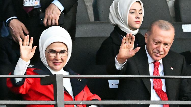 Der türkische Präsidennt war erst kurz vor Anpfiff in Berlin gelandet und soll unmittelbar nach dem Spiel wieder zurückfliegen.
