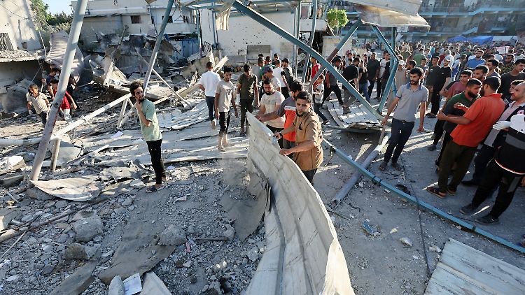 Laut dem zur Hamas gehörenden Medienbüro starben 16 Menschen bei einem Luftangriff auf eine ehemalige UNRWA-Schule. Israels Militär gab an, das Objekt habe Terroristen als Versteck und Operationsbasis gediehnt.
