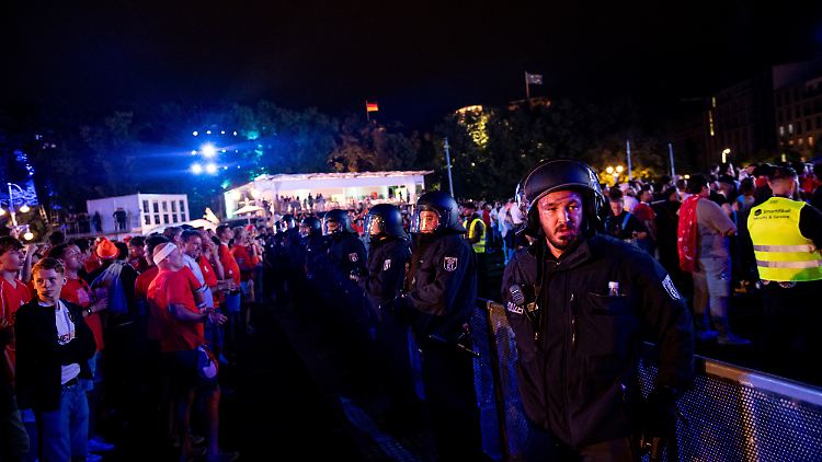 In der Fanzone vorm Brandenburger Tor feiern türkische und niederländische Fans in Blöcken getrennt.