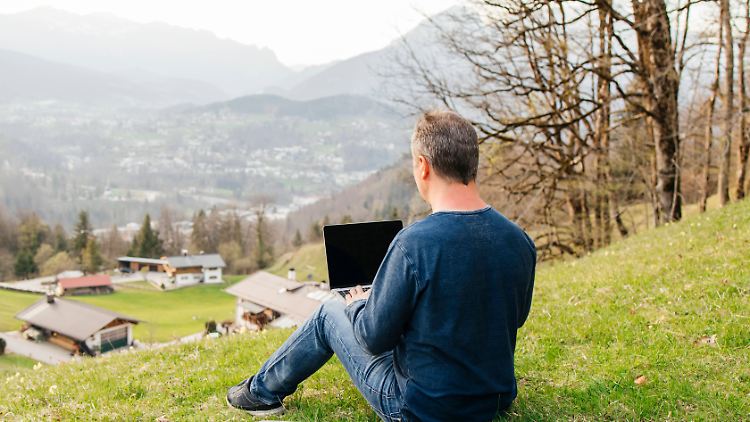 In der Urlaubszeit sollte man weit weg von der Arbeit sein. 