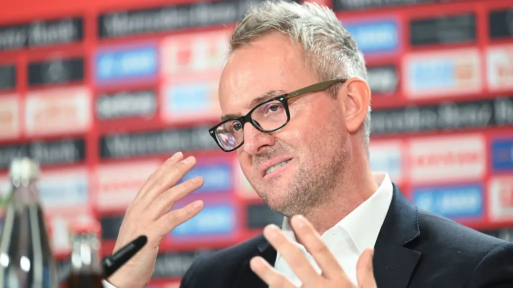 Alexander-Wehrle-der-Vorstandsvorsitzende-des-VfB-Stuttgart-aufgenommen-bei-einer-Pressekonferenz-des-Fussball-Bundesligisten