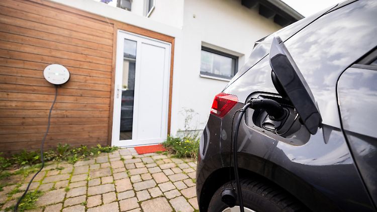 Wer sein E-Auto Zuhause auflädt, hat gegenüber Besitzern von Autos mit Verbrennermotoren und gegenüber Nutzern von öffentlichen Ladesäulen den größten Preisvorteil.