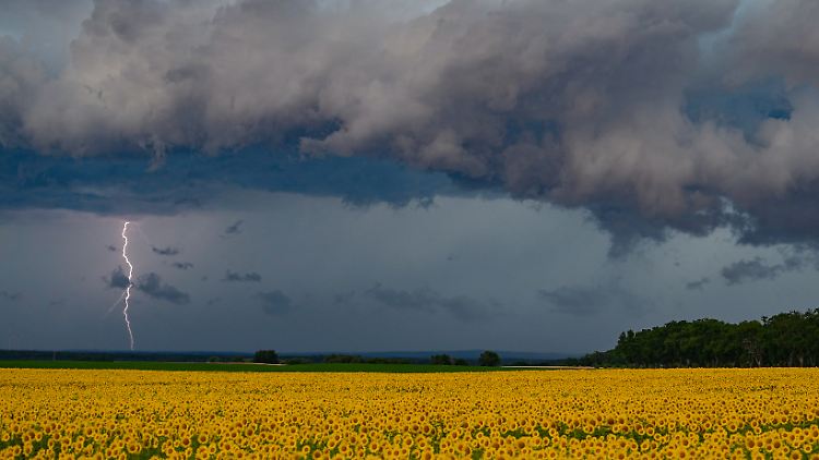 Nach einem Temperaturanstieg ab Montag wächst ab Dienstag und Mittwoch wieder die Gewittergefahr.