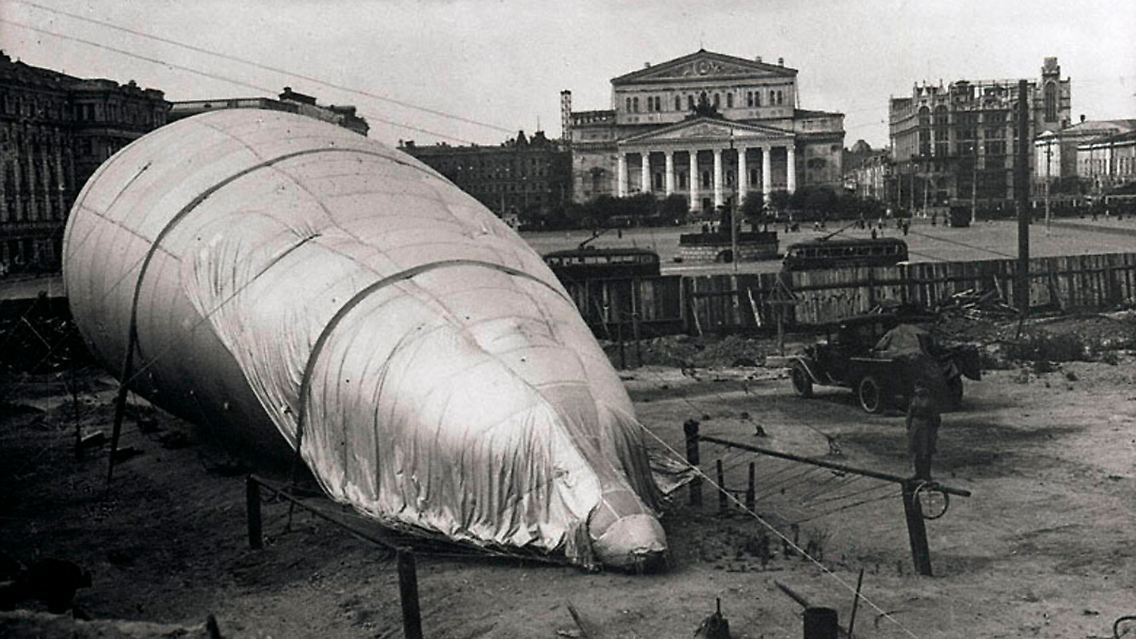 Ein abgestürzter Sperrballon liegt während des Zweiten Weltkrieges 1942 vor dem Bolschoi-Theater in Moskau.