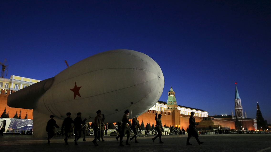 Russische Soldaten präsentieren während einer Militärparade auf dem Roten Platz in Moskau 2015 einen Sperrballon.