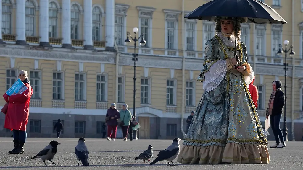 Eine-Strassenkuenstlerin-in-einem-Kostuem-aus-dem-18-Jahrhundert-die-fuer-Fotos-posiert-und-damit-Geld-verdient-schaut-Kraehen-zu