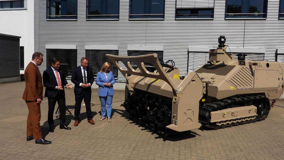 Der Hamburger Innensenator Andy Grote (rechts) übergibt im Mai ein Minenräumfahrzeug vom Typ GCS 200 an Oleksii Makeiev (links), Botschafter der Ukraine in Deutschland und an Iryna Tybinka (rechts), Generalkonsulin der Ukraine in Hamburg.