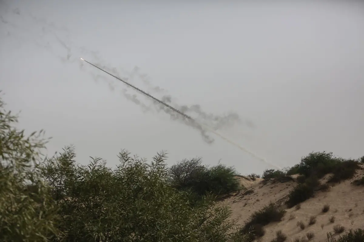 Eine-Rakete-wird-abgefeuert