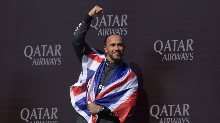 Mercedes-Pilot Lewis Hamilton jubelt nach seinem Sieg auf dem Podium.