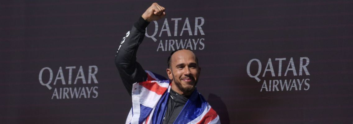 Mercedes-Pilot Lewis Hamilton jubelt nach seinem Sieg auf dem Podium.