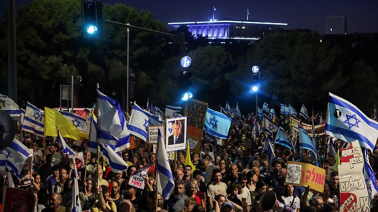 Protestierende wie hier in Jerusalem werfen Netanjahu vor, die Verhandlungen über die Freilassung der Geiseln zu verschleppen. 