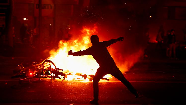 Nach Angaben der Polizei sollen es 8000 Menschen gewesen sein, die sich nach Schließung der Wahllokale auf dem Place de la République in Paris versammelten. Später am Abend kam es zu Auseinandersetzungen.
