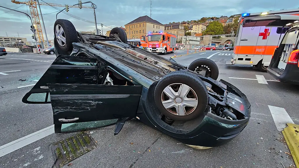 Ein-Auto-hat-sich-bei-einem-Unfall-auf-einem-Platz-im-Zentrum-ueberschlagen-und-liegt-auf-dem-Dach-auf-der-Strasse