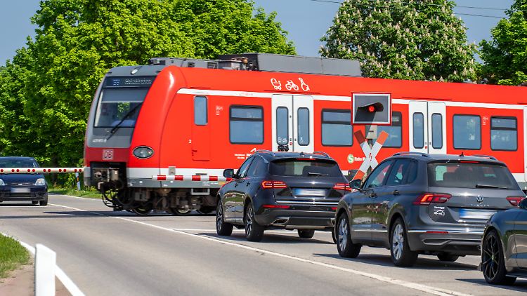 Auf Deutschlands Straßen ist weniger los als im Jahr 2019 - aber es nutzen auch weniger Menschen Bahn, Bus oder Fahrrad.