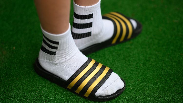 Der Albtraum aller Modebewussten: (Weiße) Socken in Badelatschen. 