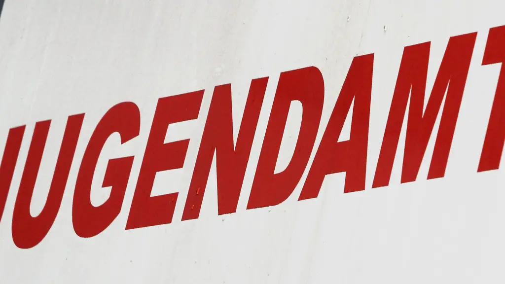 Ein-Schild-mit-dem-Schriftzug-Jugendamt-haengt-vor-einer-Behoerde