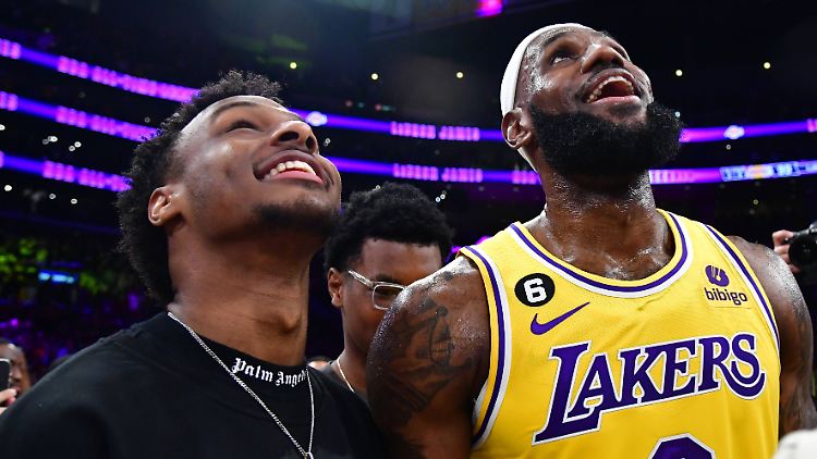 Das Vater-Sohn-Duo läuft gemeinsam für die Lakers auf.