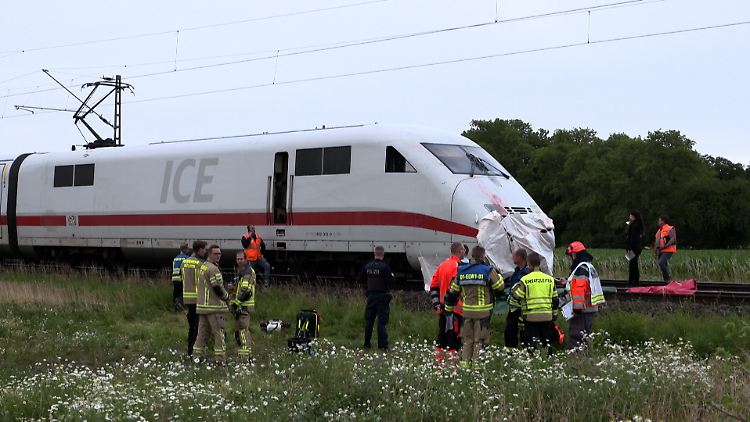 Einsatzkräfte arbeiten an der Unfallstelle im Kreis Coesfeld in Nordrhein-Westfalen. 