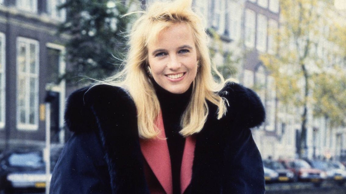 Insofern war auch Lindas Weg vorgezeichnet. Zwar beginnt sie nach dem Abitur ein Jura-Studium an der Freien Universität Amsterdam, heuert jedoch 1964 beim britischen Sky Channel als Moderatorin der Chartshow "Eurochart Top 50" an.