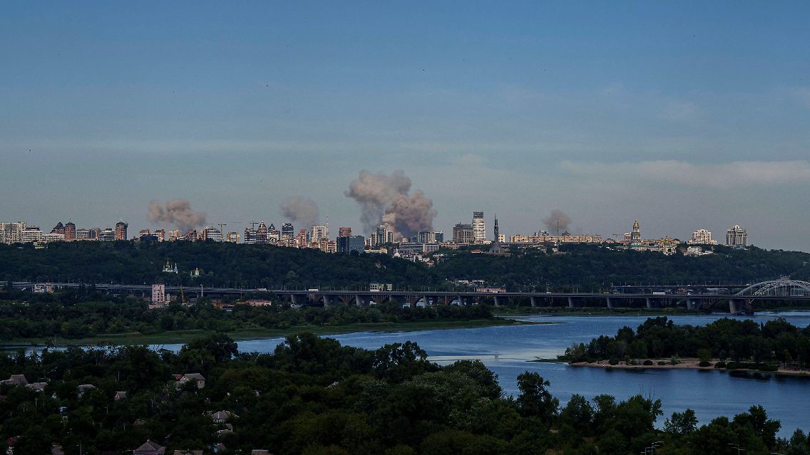 Erst waren Explosionen zu hören und dann Rauch über der ukrainischen Hauptstadt zu sehen.
