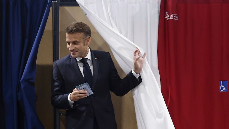 Hat weder Links noch Rechts gewählt, sondern das eigene Parteienbündnis: Präsident Macron bei der Stimmenabgabe am 8. Juli.