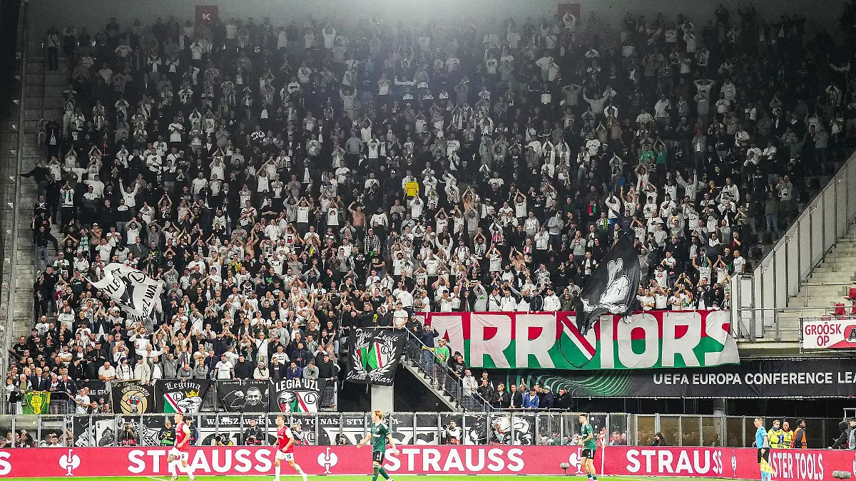 Nach-dem-Spiel-von-Legia-Warschau-bei-AZ-Alkmaar-in-der-Conference-League-hat-es-nach-Ausschreitungen-zwei-Festnahmen-gegeben