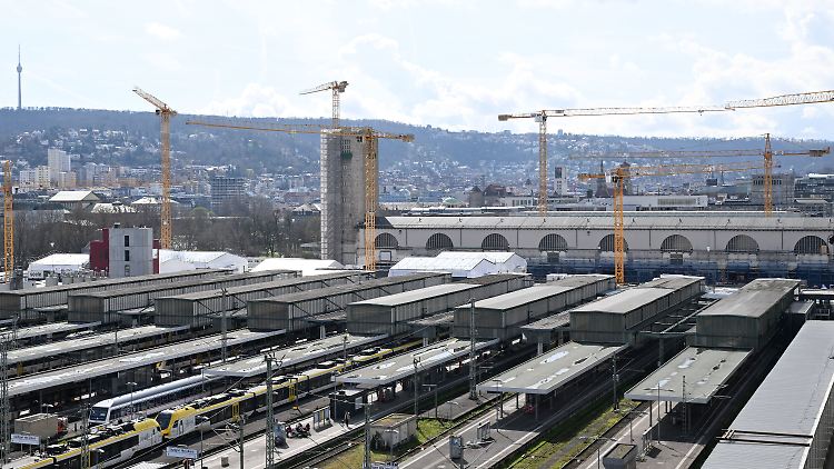 Nach dem Angriff im Stuttgarter Hauptbahnhof mussten ein 69-Jähriger und eine 63-Jährige schwer verletzt ins Krankenhaus gebracht werden.