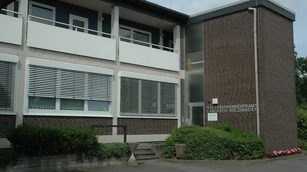 Der-Eingang-zum-Strassenverkehrsamt-des-Landkreises-Holzminden