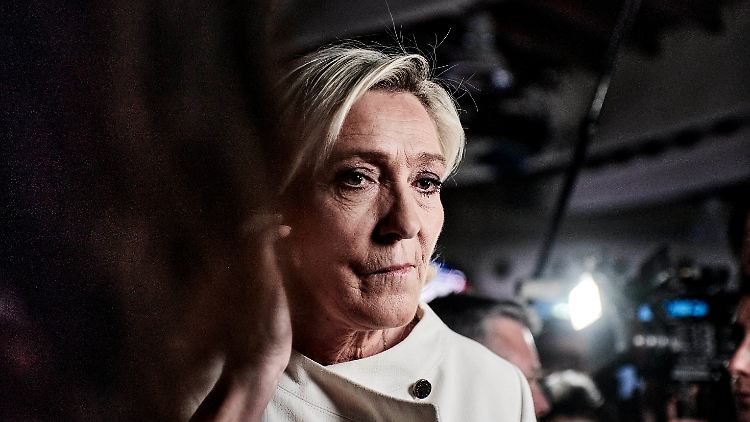 Le Pen verbannte schrittweise die Nazi-Symbolik und schließlich sogar ihren eigenen Vater aus dem RN.