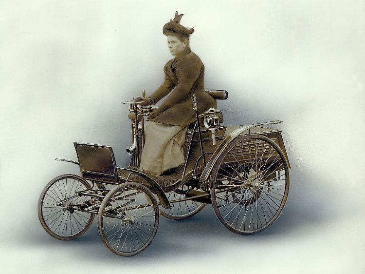 Autopionierin Clara Benz demonstrierte die unkomplizierte Bedienung und Alltagstauglichkeit des Benz Velo.