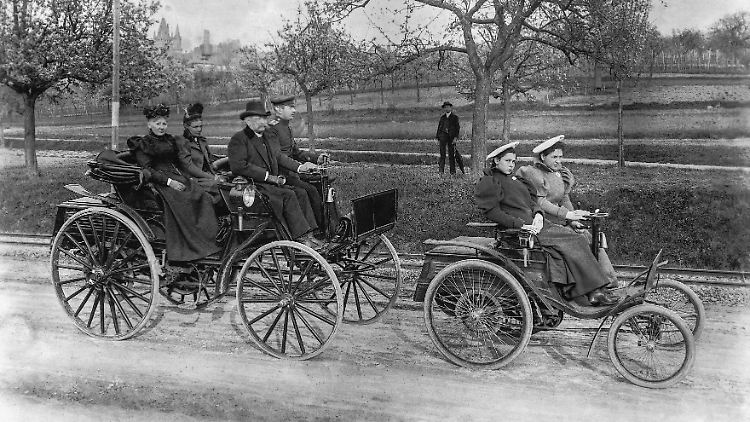 Benz Velo und Benz Phaeton (v.r.) bei einer Überlandtour 1895 - am Lenkrad des Velo Clara Benz, Tochter von Carl Benz.
